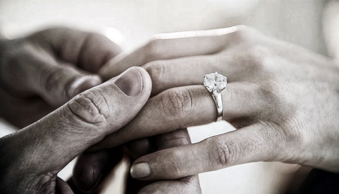Perché al fidanzamento si regala un diamante?